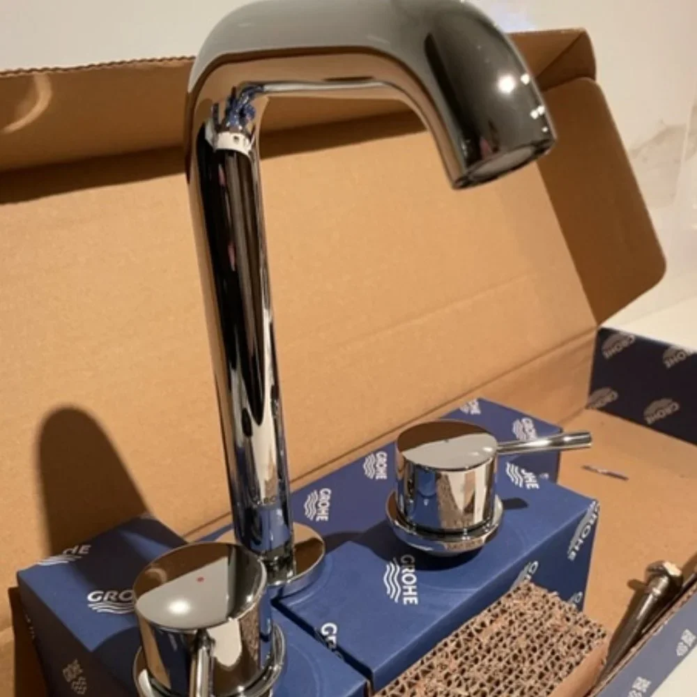 Chrome Widespread Bath Faucet - Polished Chrome